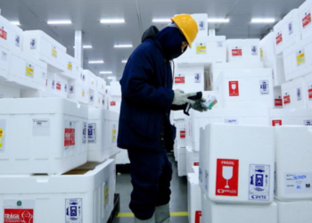 Do laboratório ao braço: caminho das vacinas Covid-19 tem controle de qualidade rígido e operação logística em tempo recorde