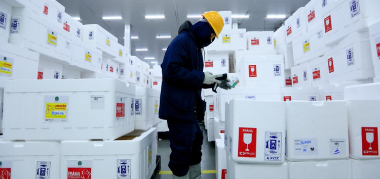 Do laboratório ao braço: caminho das vacinas Covid-19 tem controle de qualidade rígido e operação logística em tempo recorde