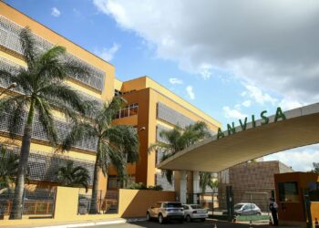 Anvisa diz que reação indesejada a vacinas precisa ser comunicada