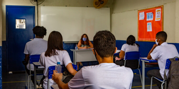 Ensino híbrido está autorizado nesta semana em 78 cidades fluminenses