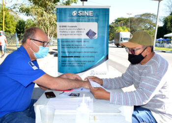 SINE itinerante e tenda da saúde oferecem serviços na tradicional feira livre no Parque das Águas
