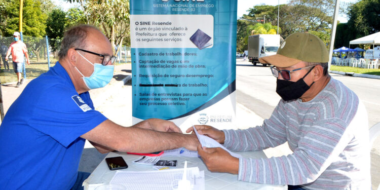 SINE itinerante e tenda da saúde oferecem serviços na tradicional feira livre no Parque das Águas