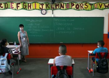 Covid-19: escolas reiniciam ensino presencial em nove estados