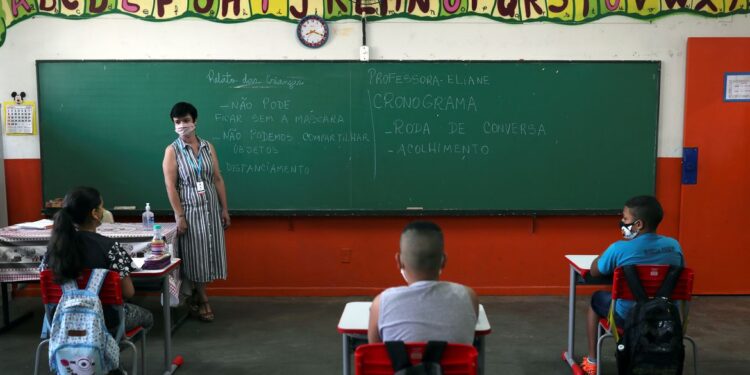 Covid-19: escolas reiniciam ensino presencial em nove estados