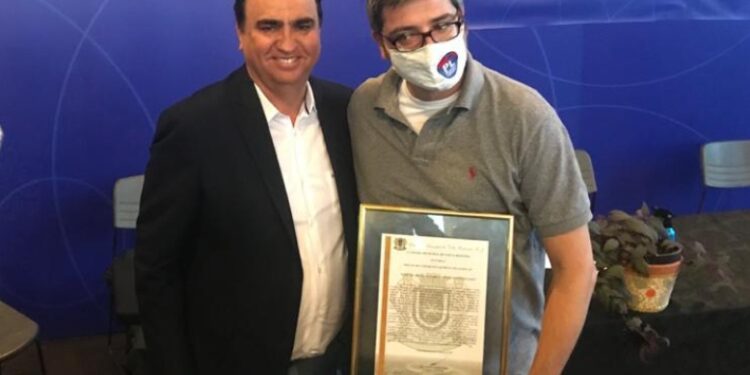 Neném entrega moção de agradecimento ao senador Carlos Portinho