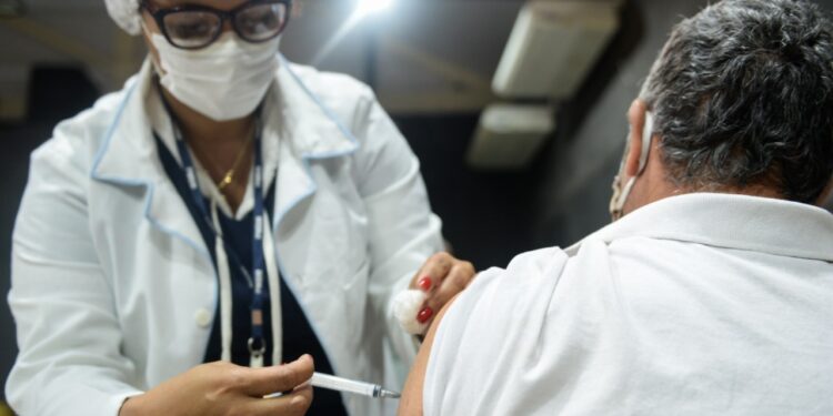 Barra Mansa aplica primeira dose em mulheres de 34 anos nesta terça-feira, 03