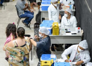 Professores de Barra Mansa têm segunda dose da vacina Oxford/AstraZeneca antecipada