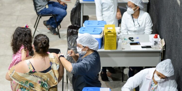 Professores de Barra Mansa têm segunda dose da vacina Oxford/AstraZeneca antecipada