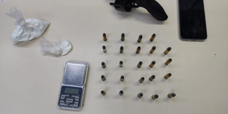 Homem é detido com arma, munição e material de tráfico em Rialto