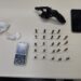 Homem é detido com arma, munição e material de tráfico em Rialto