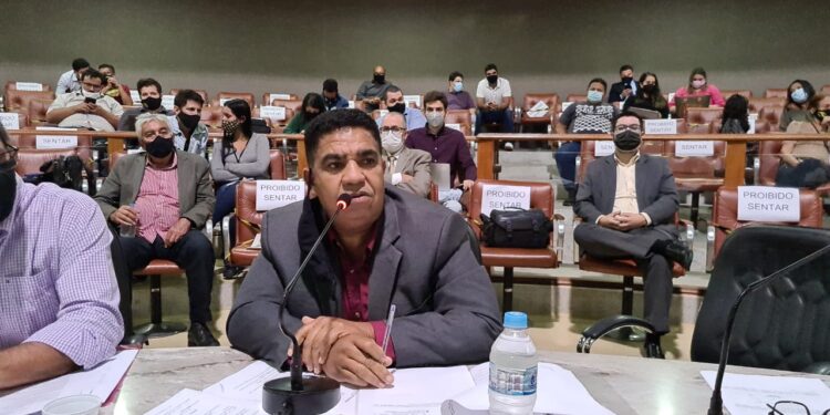 Edson Quinto pede informações sobre o aparelho de Ressonância em Volta Redonda