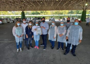 Renan Cury homenageia profissionais da saúde e acompanha vacinação de adolescentes e adultos