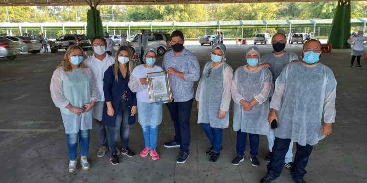Renan Cury homenageia profissionais da saúde e acompanha vacinação de adolescentes e adultos