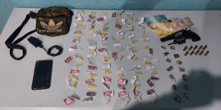 PM prende jovem suspeito de tráfico de drogas em Volta Redonda