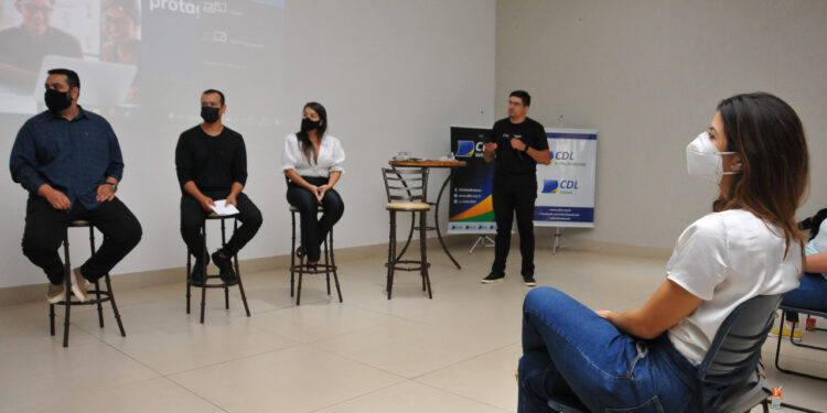 Jovens aprendem sobre mercado de trabalho na CDL-VR