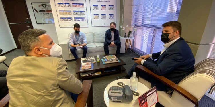 Gustavo Tutuca e Tiago Forastieri se reúnem com presidente do Detran-RJ para expandir serviços na região das Agulhas Negras