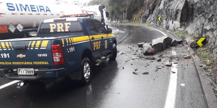 Queda de barreira na descida da Serra das Araras