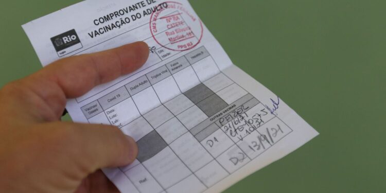 Rio passa a exigir certificado de vacina contra covid em alguns locais