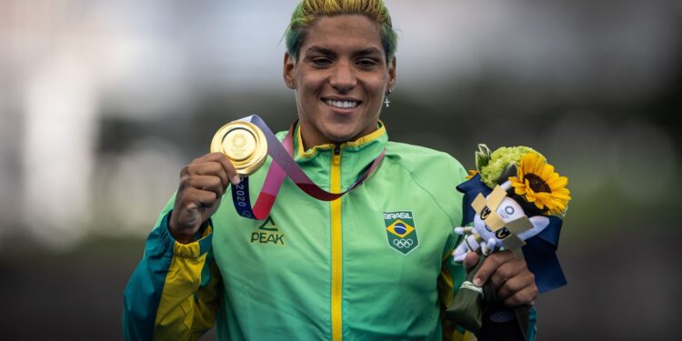 Ana Marcela Cunha é ouro na maratona aquática
