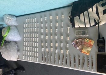 PM prende em flagrante suspeitos de tráfico após troca de tiros em Volta Redonda