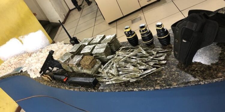 Troca de tiros e apreensão de drogas em Angra dos Reis