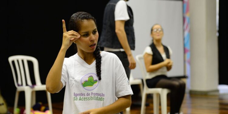 Surdos defendem Libras como segundo idioma oficial do Brasil