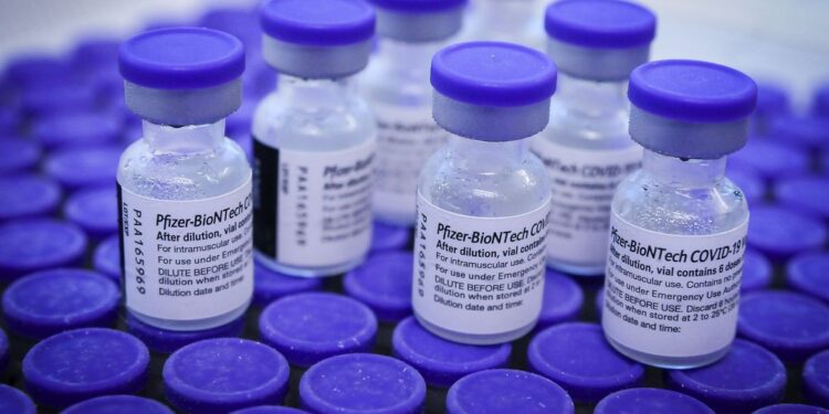 Covid-19: Estado do Rio distribui doses da Pfizer nesta terça-feira