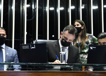 Deputados e vereadores vão poder mudar de partido com aprovação da PEC da reforma eleitoral