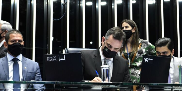 Deputados e vereadores vão poder mudar de partido com aprovação da PEC da reforma eleitoral