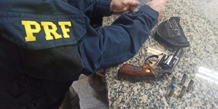 PRF apreende arma de fogo e munições em Itatiaia
