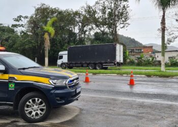 PRF aprende carga de cerveja avaliada em R$ 150 mil em Angra dos Reis
