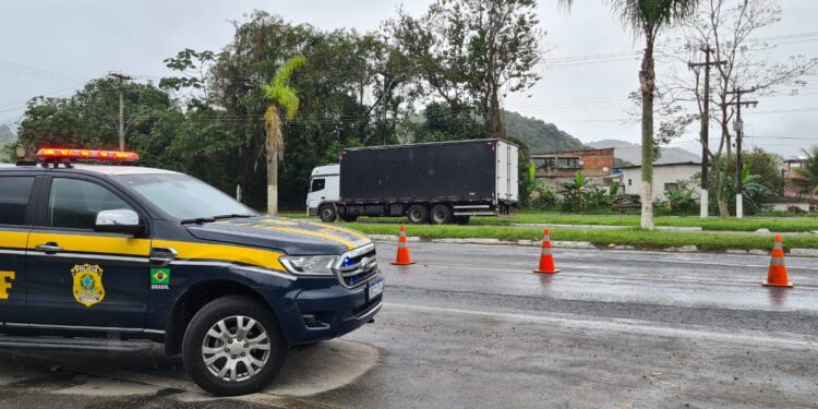 PRF aprende carga de cerveja avaliada em R$ 150 mil em Angra dos Reis