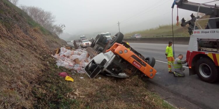 Caminhão tomba e motorista fica ferido em Barra Mansa na Via Dutra