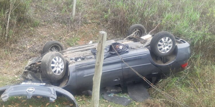 Carro capota e motorista morre em Volta Redonda