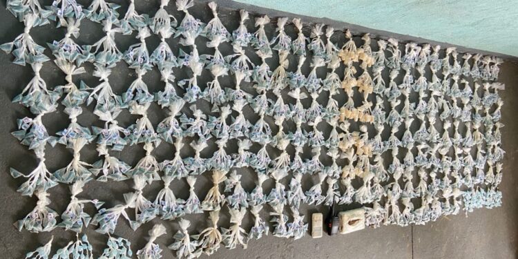 PM apreende mais de R$ 16 mil reais em drogas do tráfico de Volta Redonda