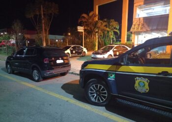 PRF prende suspeito com veículo roubado, na Dutra, em Itatiaia