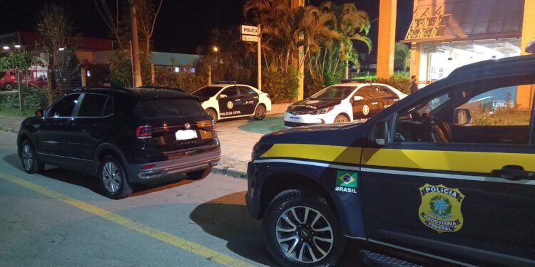 PRF prende suspeito com veículo roubado, na Dutra, em Itatiaia
