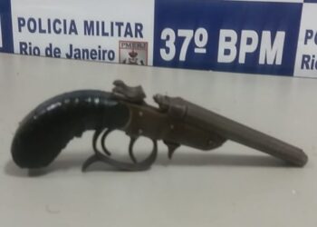 Jovem casal suspeito de roubo é detido pela PM em Resende