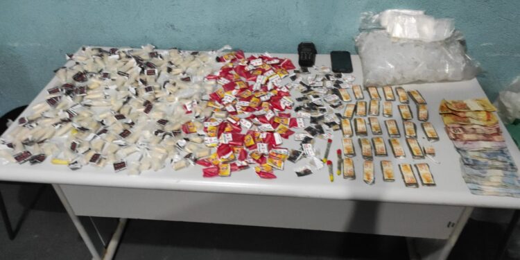 Jovem é detido com material de tráfico no Santa Inês após denúncia anônima