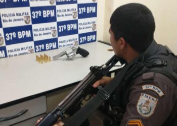 Jovem é preso com arma de fogo e munição em Resende