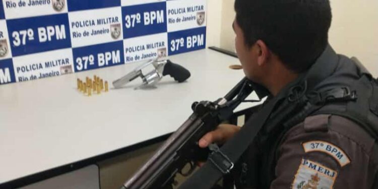 Jovem é preso com arma de fogo e munição em Resende