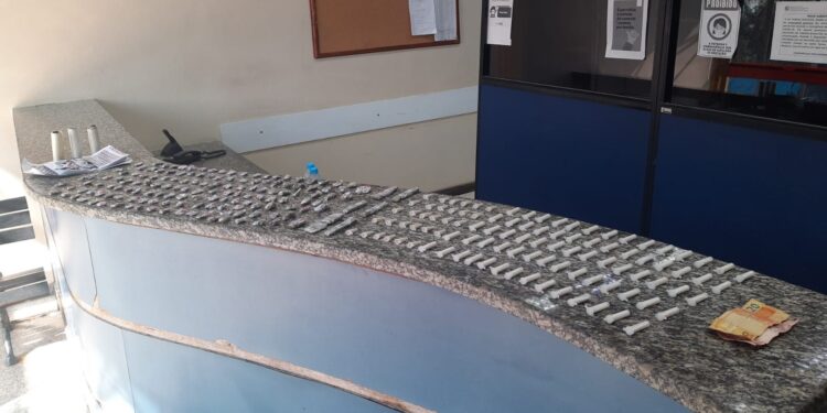 PM prende suspeito de tráfico de drogas em Barra Mansa
