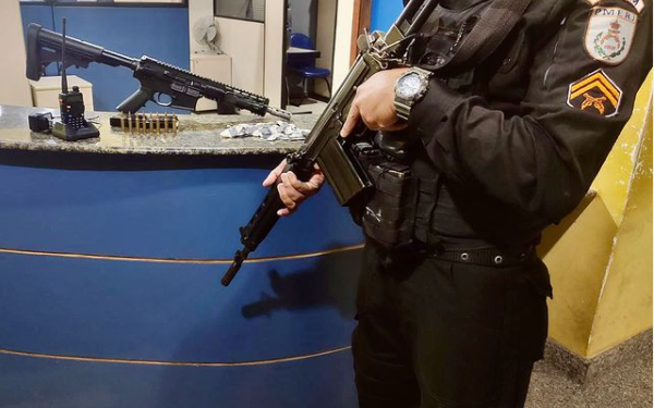 Angra dos Reis: após troca de tiros, PM apreende AR-15 e prende bandido baleado
