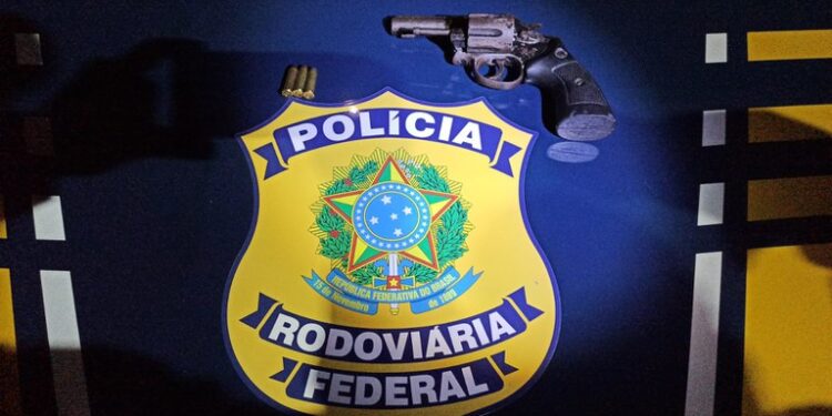 PRF prende homem por porte ilegal de arma de fogo em Itatiaia