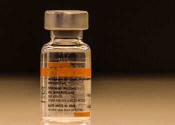 CoronaVac dá proteção acima de 90% a quem tem comorbidades, diz estudo