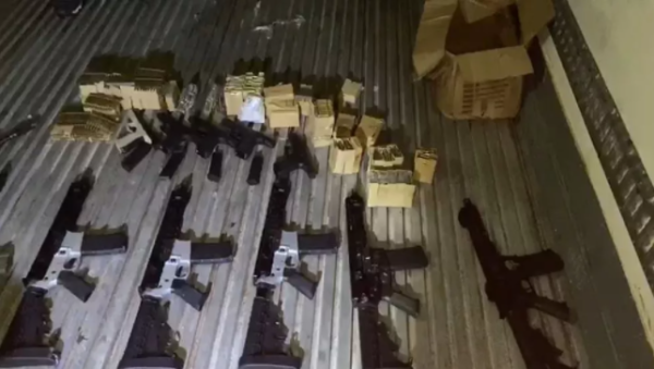 Polícia apreende 2 toneladas de maconha, 7 fuzis, 5 pistolas e muita munição no meio da carga de frangos