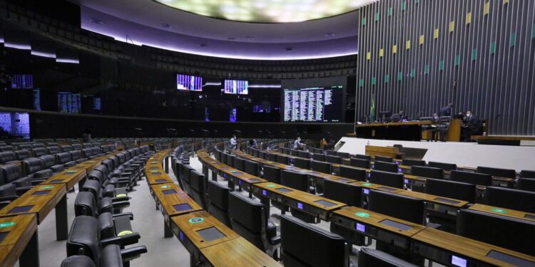 Mudança na Lei de Improbidade Administrativa divide partidos no Congresso