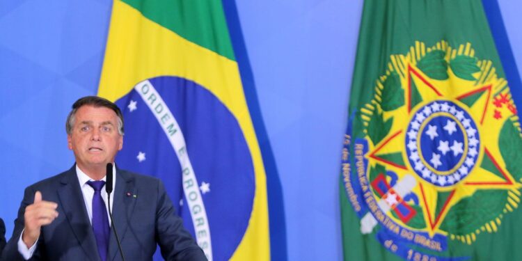Bolsonaro pede liberação de rodovias aos caminhoneiros