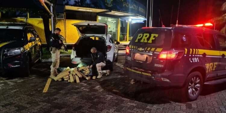 PRF prende dupla com 120kg de maconha em Resende