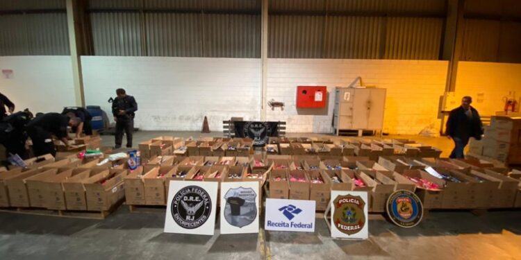 PF encontra 5 toneladas de cocaína em navio no Porto do Rio